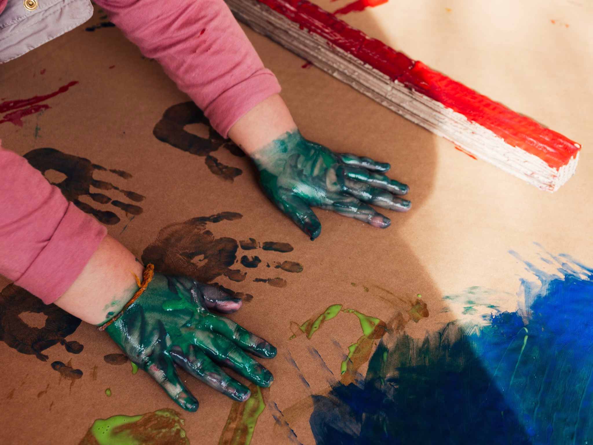 child-painting-landscape.avif